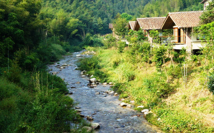 森林旅游規(guī)劃公司：十字水度假村建筑多臨溪而建以保護(hù)水流不受阻擋